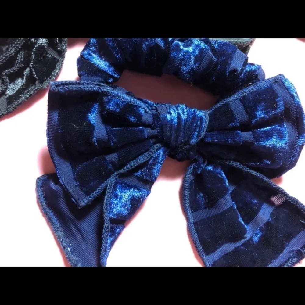 ❄️ Anthropologie velvet bow ponytail Holder